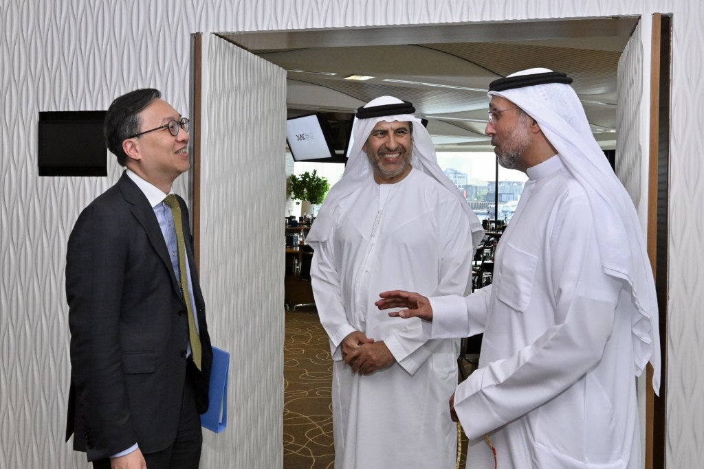 林定国（左）与迪拜国际仲裁中心董事会主席Tariq Humaid Al Tayer博士（中）交流。政府新闻处图片