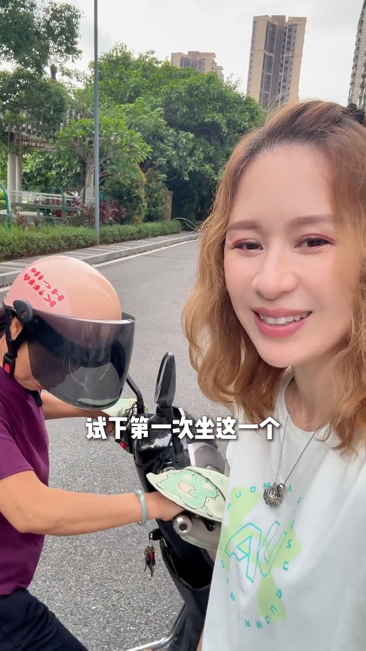 鄺文珣準備初嘗做電單車乘客,對鏡頭露出興奮笑容,但卻未見她佩戴頭盔。 鄺文珣準備初嘗做電單車乘客,對鏡頭露出興奮笑容,但卻未見她佩戴頭盔。