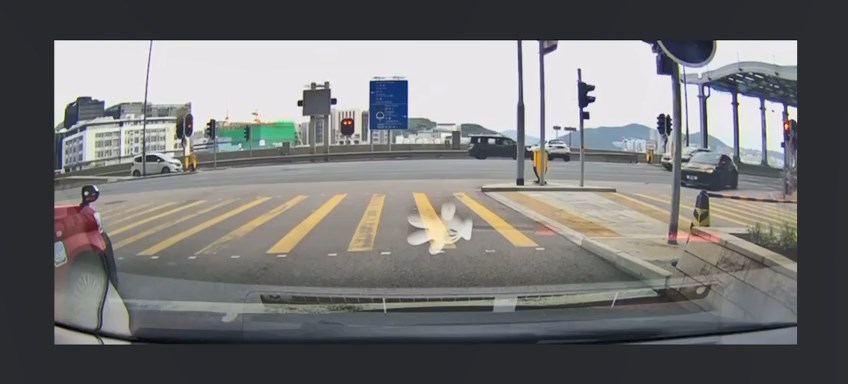 七人車收掣不及撞向私家車。 七人車收掣不及撞向私家車。