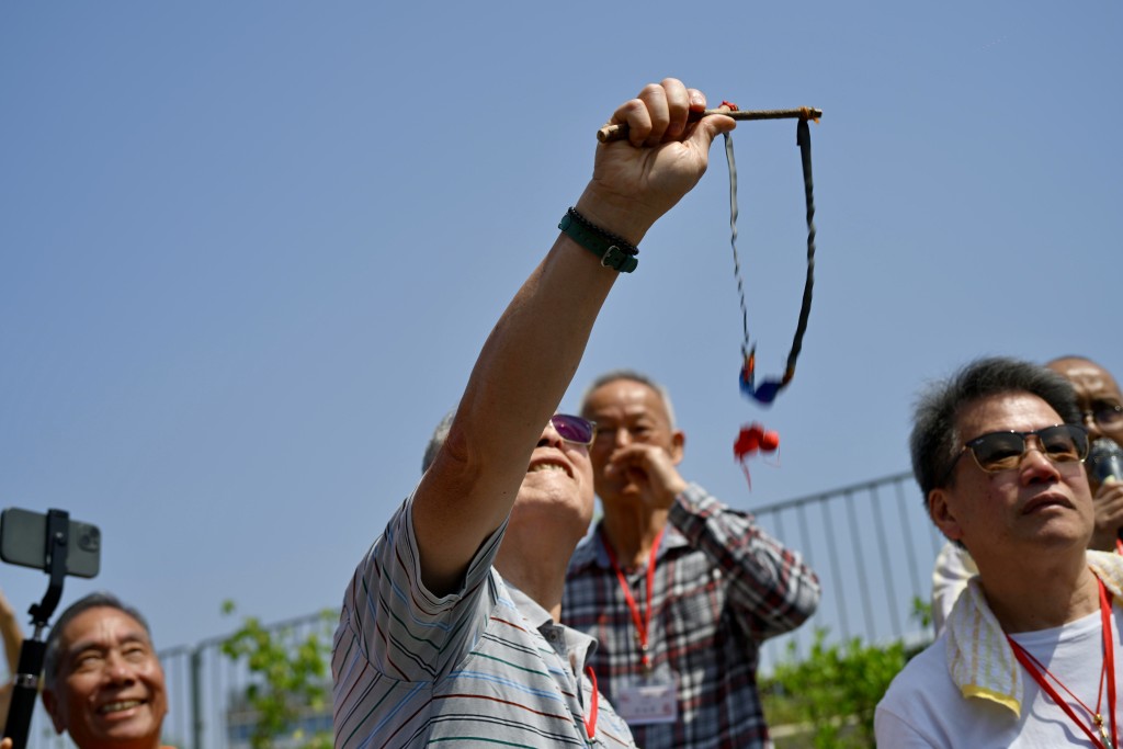 下灣村村委以「丫叉」將「炮仔」射向半空。