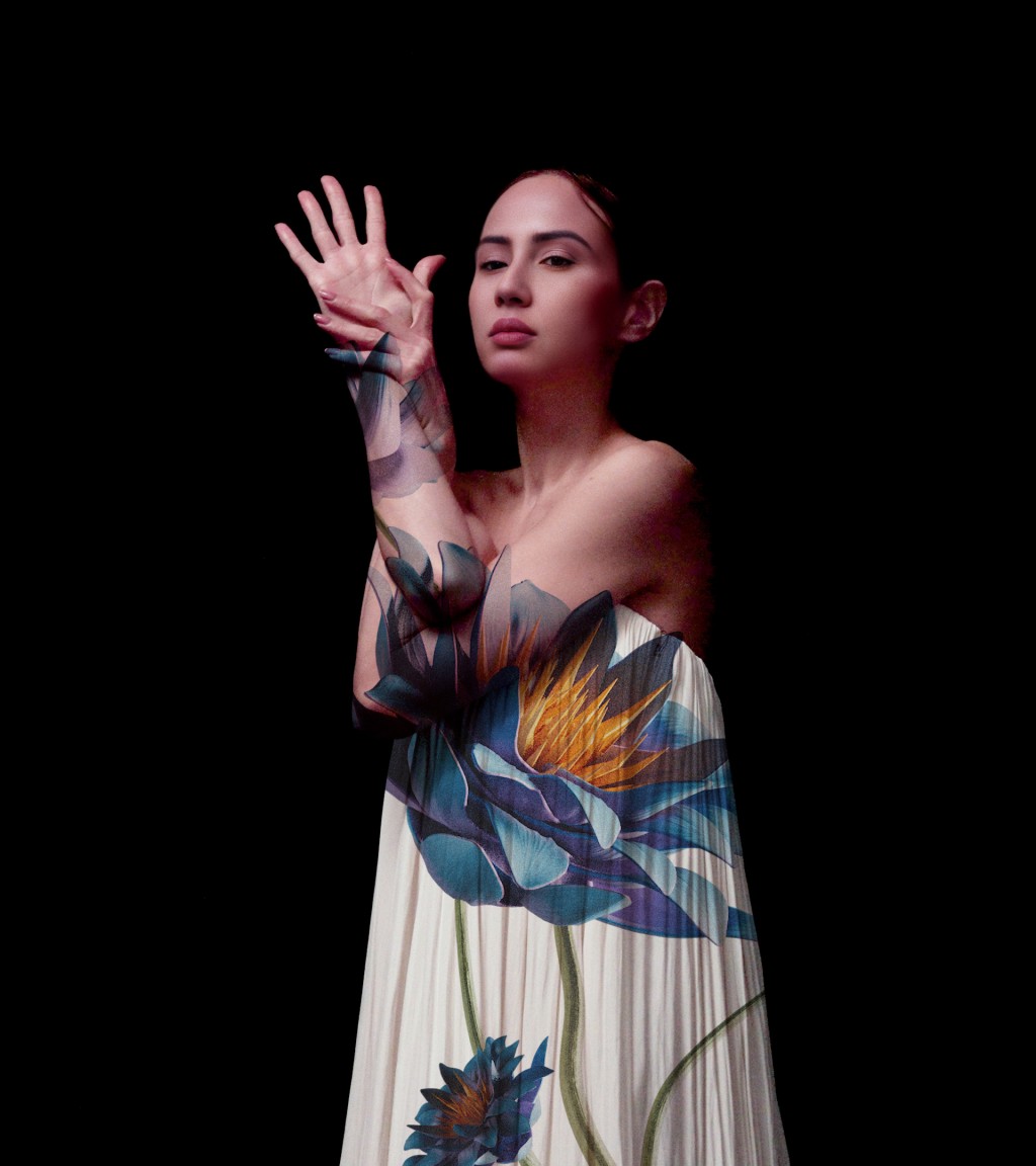  MonoC被设定为一个三十岁出头的画廊合伙人，年青有为。