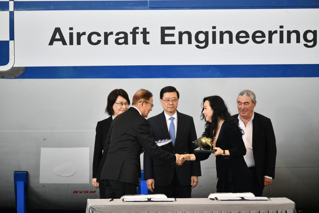 法國航空公司即將在港建立全球首個集「飛機部件組裝、維修及拆卸」於一身的中心,並將與香港國際航空學院合作。 法國航空公司即將在港建立全球首個集「飛機部件組裝、維修及拆卸」於一身的中心,並將與香港國際航空學院合作。