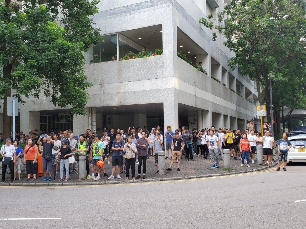 街坊不滿在地下聚集。