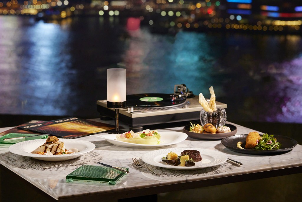 每張門票$2,388，包括一杯迎賓香檳，三道菜晚餐以及欣賞《Nights at Studio 54 傳奇之夜》劇場表演。