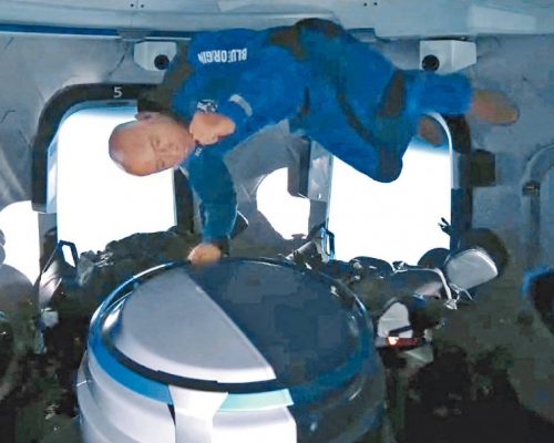 貝索斯在太空體驗無重力狀態。