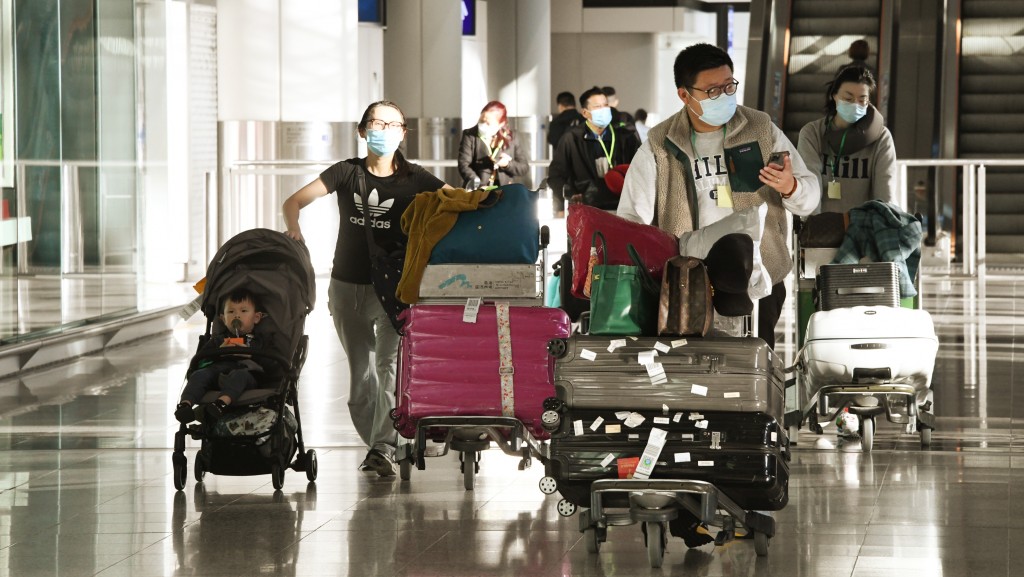 12月至1月的旅游旺季，来回香港至日本的机票涨至「癫价」。