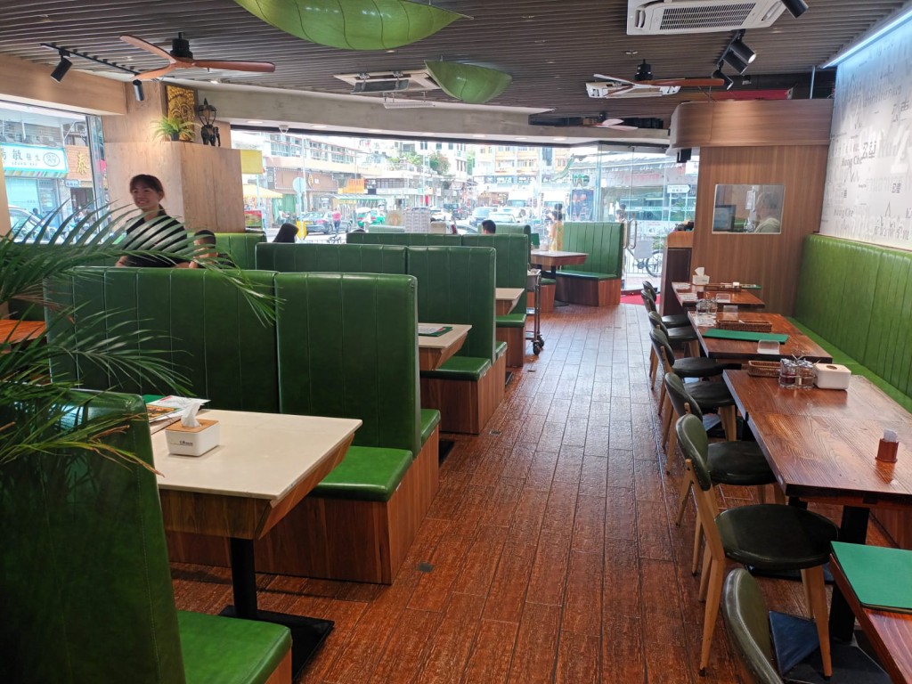 由于不少港人北上消费，「公车泰国餐厅」生意受影响。