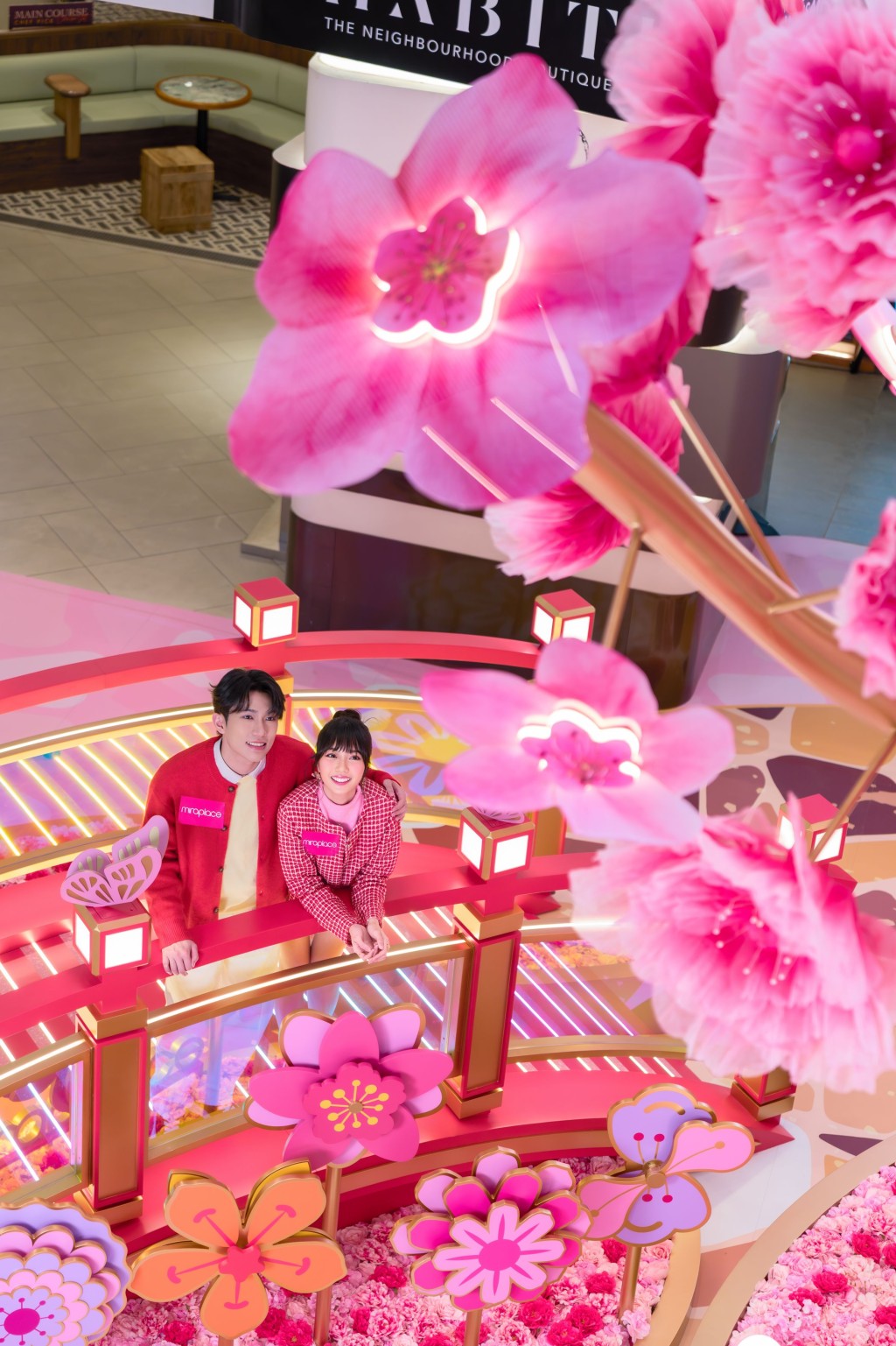 設有12米高「滿天福緣桃花樹」。