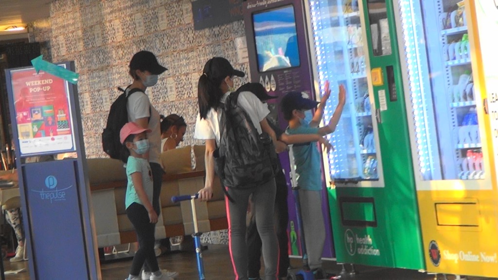 兩個囝囝見到零食販賣機發晒光,Nathan仲雙手按住塊玻璃睇到入晒神,不過媽咪唔畀買。