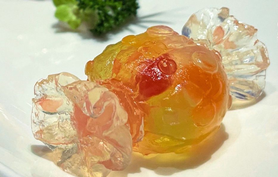 廣州喜糖酒家的打卡美食爆珠喜糖甜品造型可愛，水晶外皮，餡料是多款水果造成爆珠。（圖片來源：Trip.com）