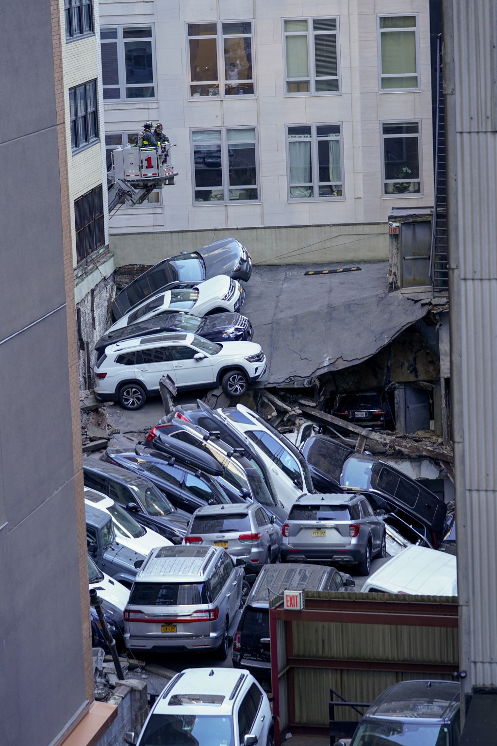 纽约曼哈顿多层停车场“结构性倒塌”，大量汽车层层交叠。AP/路透