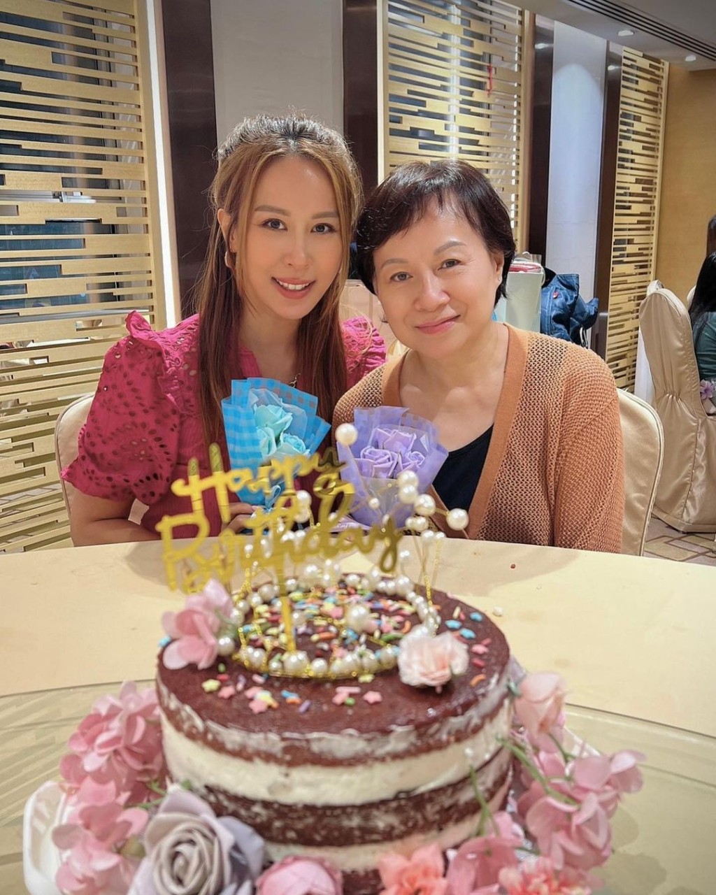 曹敏莉与妈妈同为9月寿星。