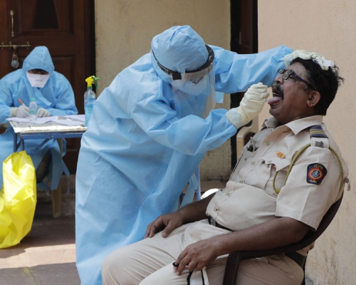 印度當局在塔拉維貧民窟加強檢疫。AP圖