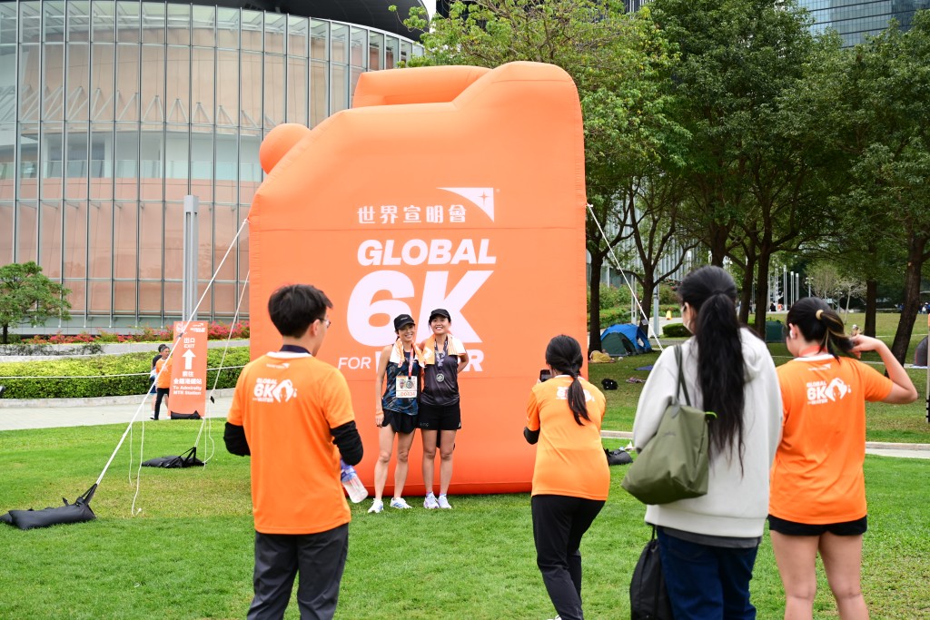 場內設大型水桶供拍照留念，以及教育攤位讓市民認識水利衛生工作。圖片宣明會提供