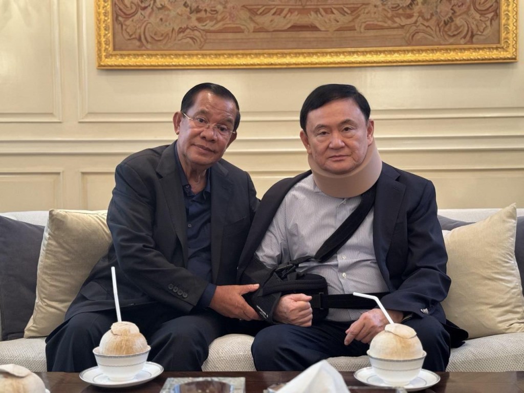 洪森（左）在fb貼出過往與他信（右）的親密合照。洪森fb