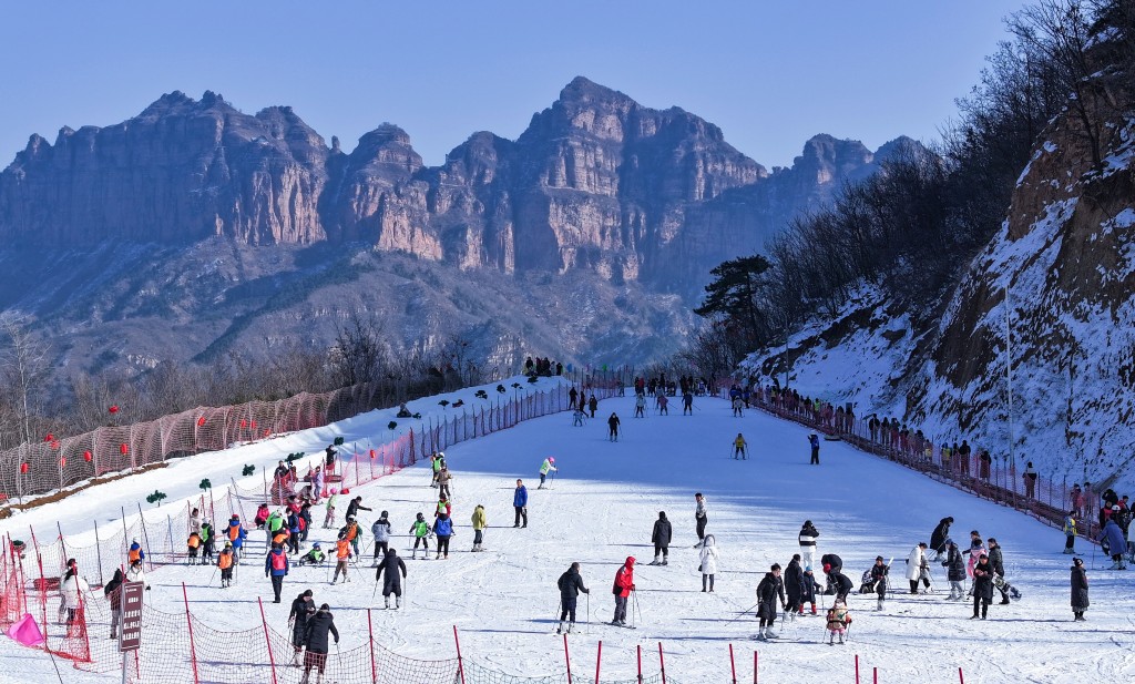 內地逾1.35億人次趁元旦3日假期旅行。圖為河北省武安市七步溝滑雪場。新華社