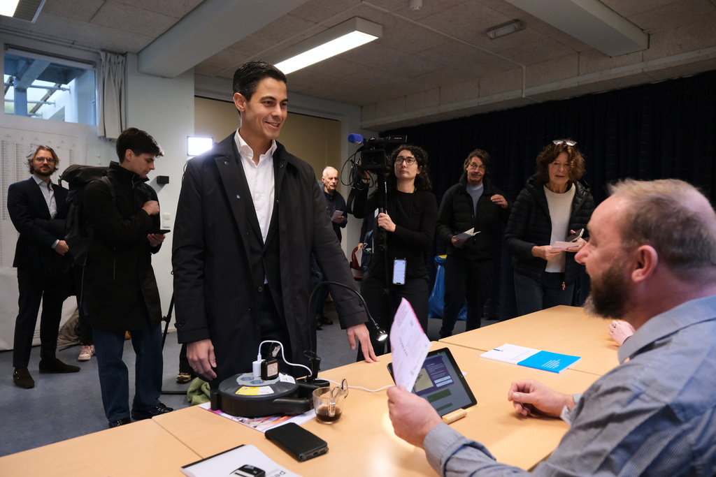 耶滕前往票站投票。美聯社