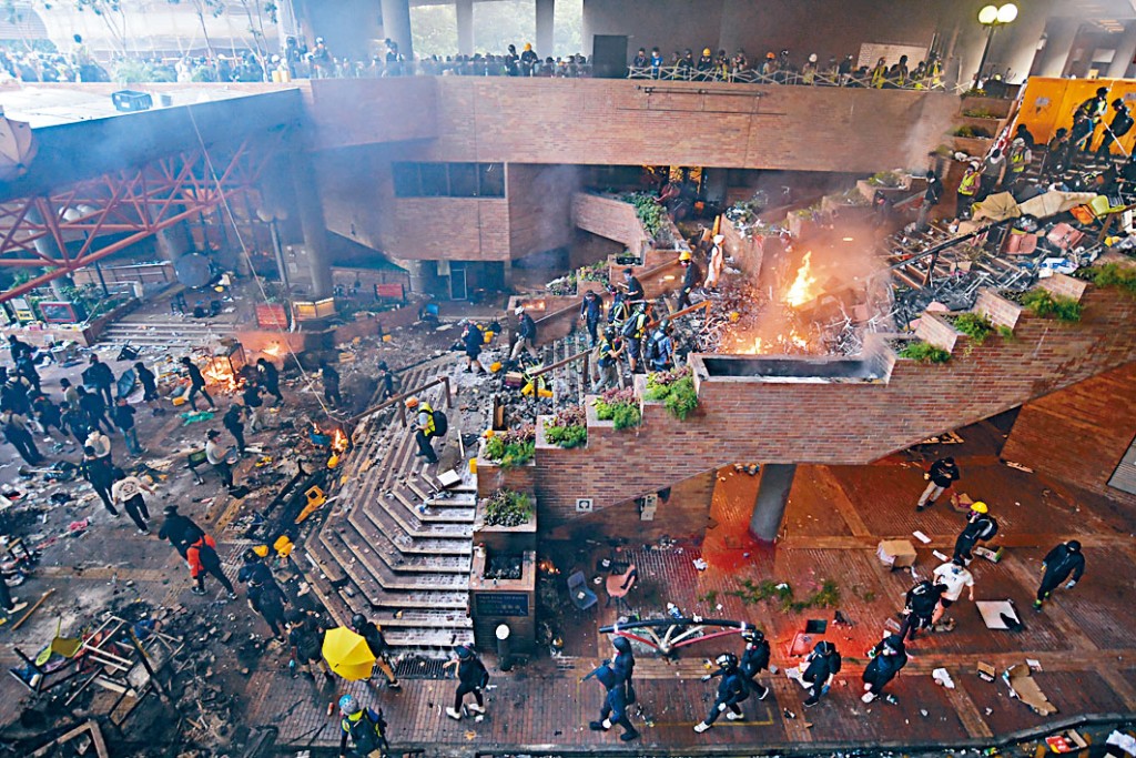 前年理大圍城爆發激烈衝突，事後有逾千人被捕。