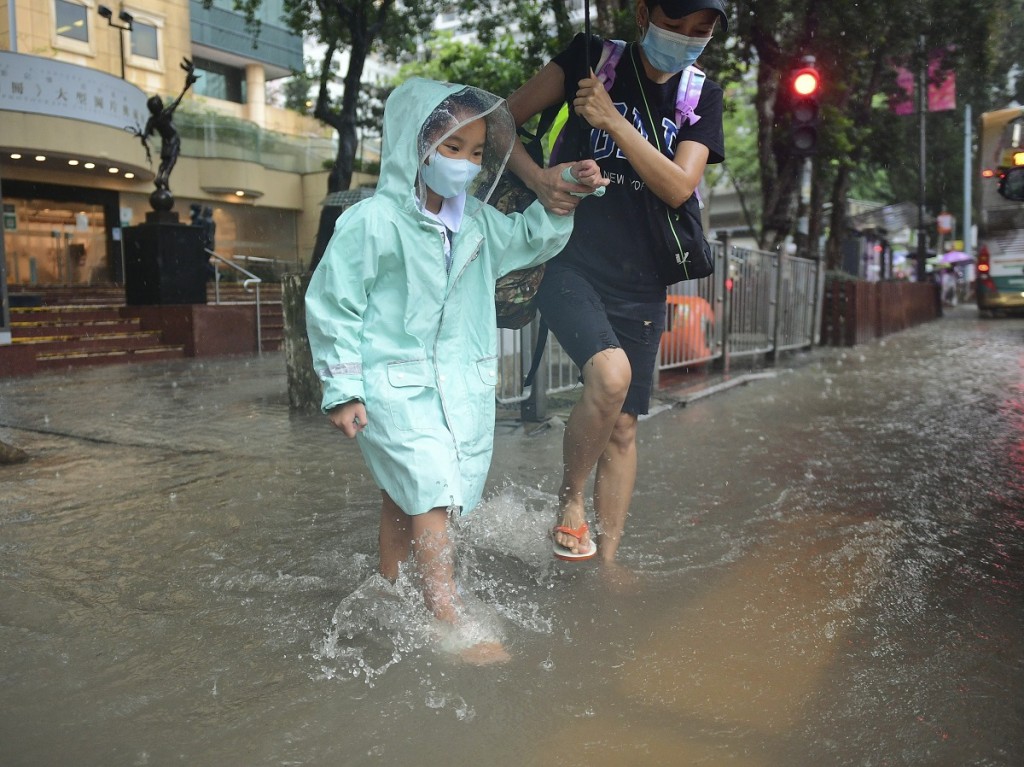 10月8日天文台錄得的雨量更達329.7毫米，是10月份月總雨量正常值120.3毫米的兩倍以上，亦是10月份日雨量的最高紀錄。資料圖片
