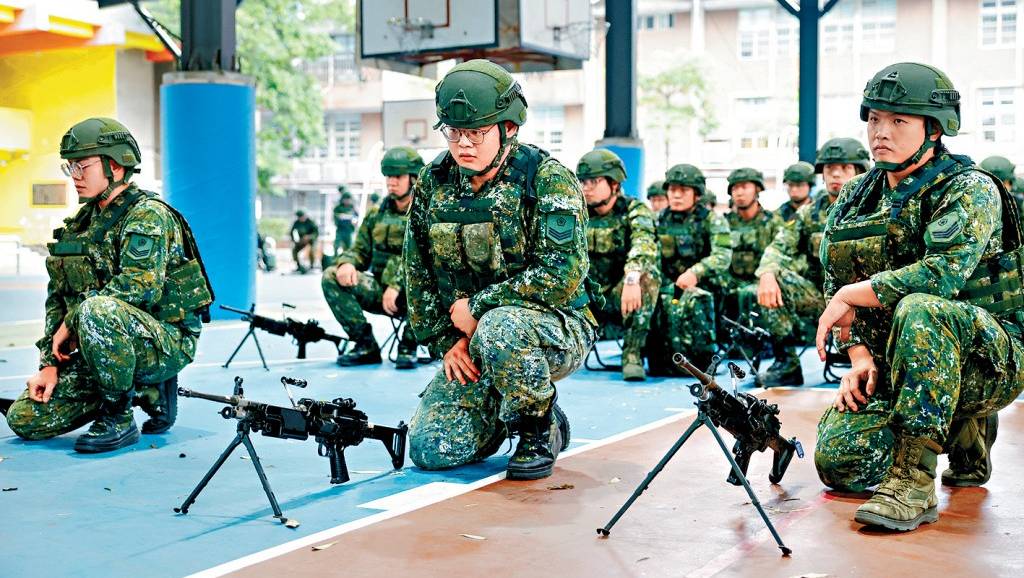 台灣漢光演習昨日展開,後備軍人在桃園接受戰鬥訓練。 路透社