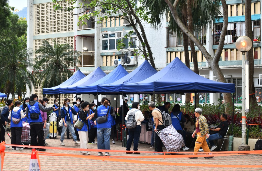 她強調,由政務司副司長所統籌的跨部門團隊,將動用大量人手,以確保居民在安全的情況下上樓。資料圖片 她強調,由政務司副司長所統籌的跨部門團隊,將動用大量人手,以確保居民在安全的情況下上樓。資料圖片