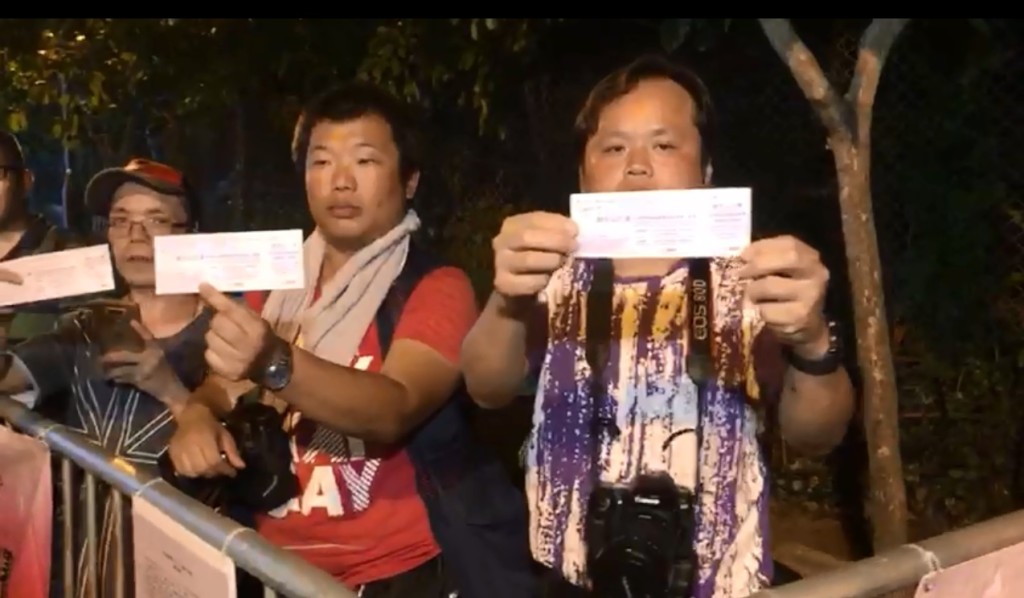 排頭位的市民梁先生(右)