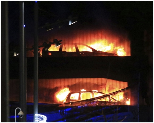 初步調查顯示，停車場內一輛車意外起火，波及附近其他車輛。AP