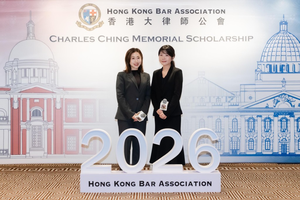 在2020年獲頒獎學金的大律師黃蔚凱（左）和黃樂希（右），擔任典禮主持。
