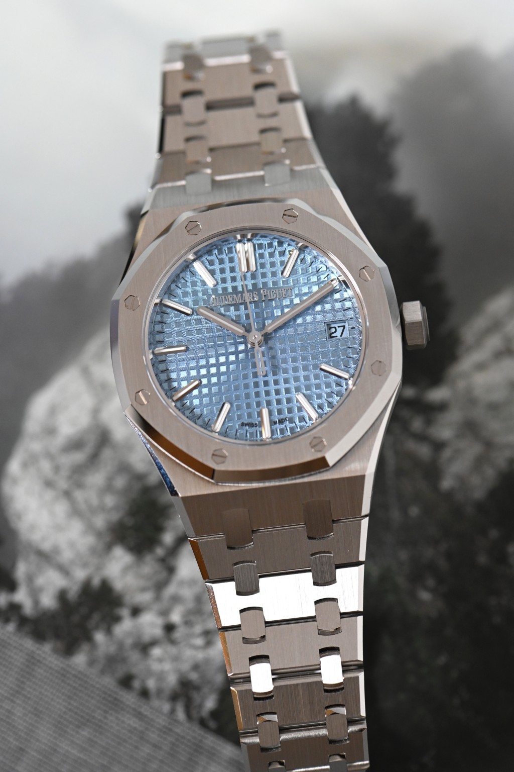 Royal Oak Selfwinding。表壳：37mm不锈钢或玫瑰金。机芯：5900自动。售价：$187,000至$230,000／镶钻款：$257,000至$468,000。