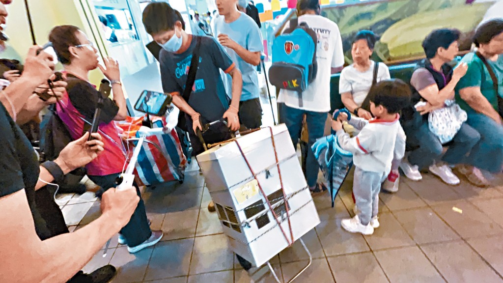 招先生協助舅仔上樓拆走冷氣機，他稱「盡執啦，唔夠時間執，只搬咗6成」。