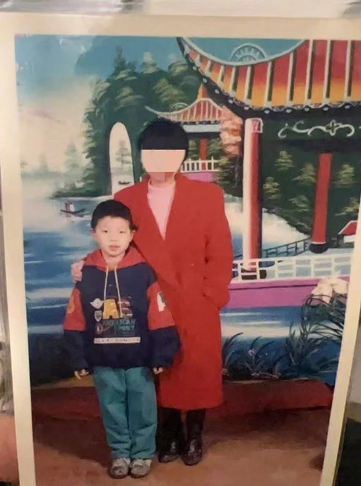 吳姓老闆娘生前和兒子黃俠的合影。