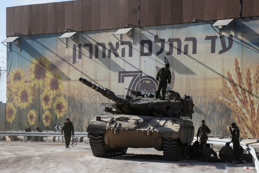 以军在加沙边境部署坦克。路透社