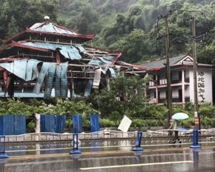 消防員接報趕到現場進行撲救。