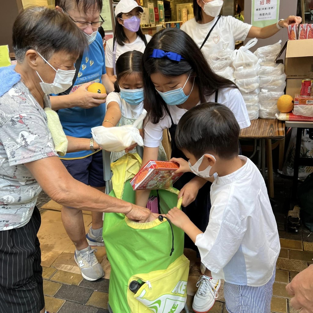 基隆茶餐厅深水埗店每逢星期三下午5时，都会派发「爱心斋饭」予长者及有需要人士。（图片来源：基隆茶餐厅FB） 