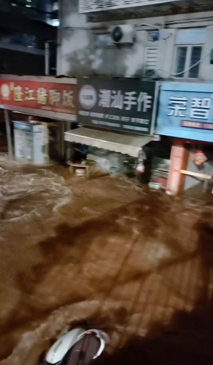 羅湖深夜有屋苑爆水管，多間商舖汽車被淹浸。抖音