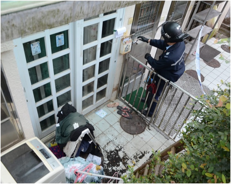消防及警方一度想爆門入內。歐陽偉光攝