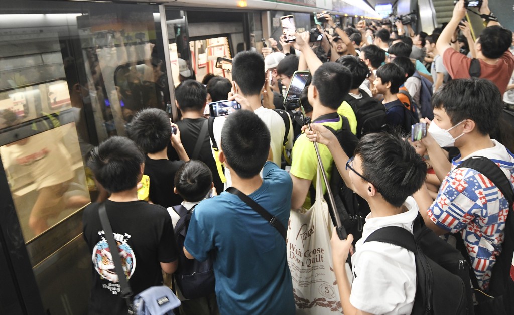 列車開門後鐵路迷一踴而入。