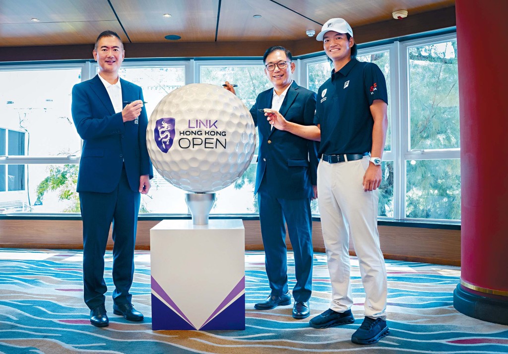 領展香港高爾夫球公開賽2025雲集世界頂尖球手及熱情球迷。領展資產管理集團行政總裁王國龍(中),與香港高爾夫球手許龍一(右)及香港哥爾夫球會會長郭永亮(左)於高爾夫球上簽名留念。 領展香港高爾夫球公開賽2025雲集世界頂尖球手及熱情球迷。領展資產管理集團行政總裁王國龍(中),與香港高爾夫球手許龍一(右)及香港哥爾夫球會會長郭永亮(左)於高爾夫球上簽名留念。