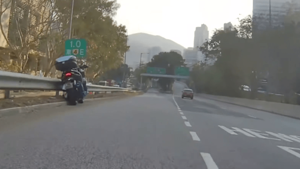 電單車無人駕駛情況下,貼欄繼續溜前一段距離才停下。 電單車無人駕駛情況下,貼欄繼續溜前一段距離才停下。