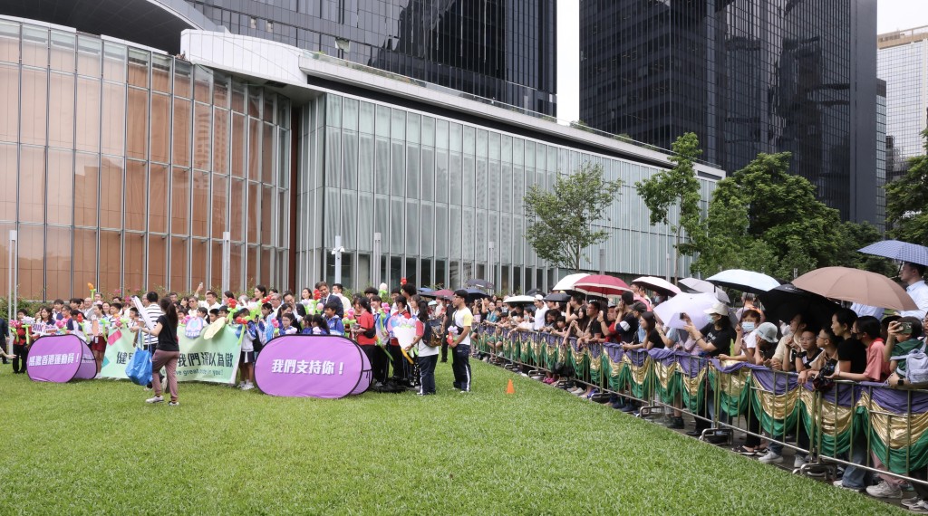   奥运港将参加胜利巡游，市民排队看运动员。徐嘉华摄