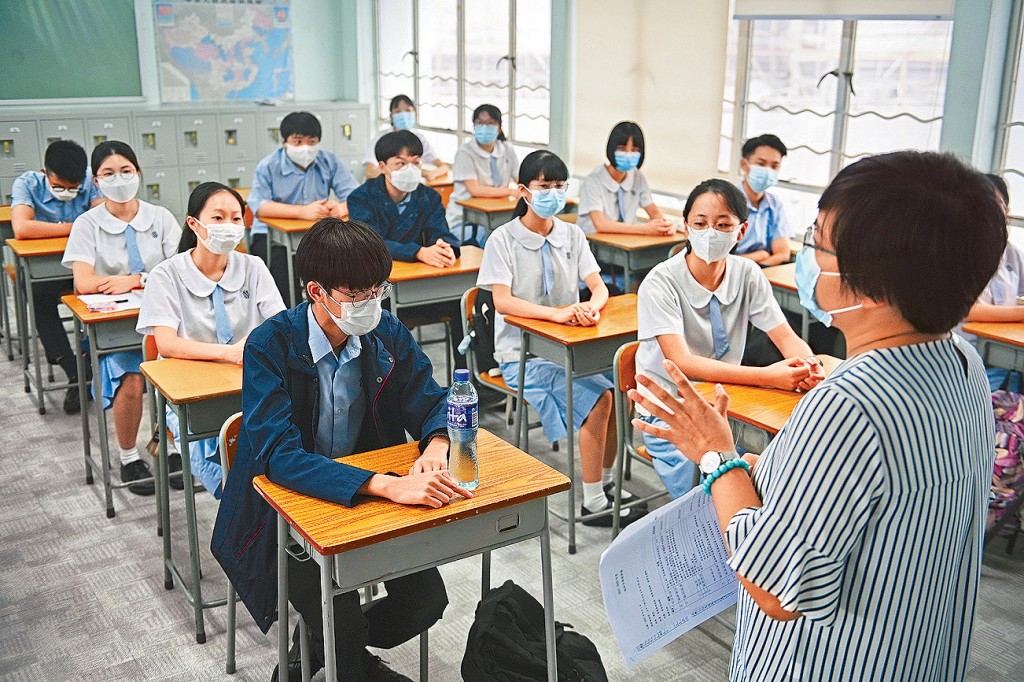 教育局昨向全港中小学发信，公布将「孝亲」及「团结」纳入价值观教育课程架构，加强国民教育。