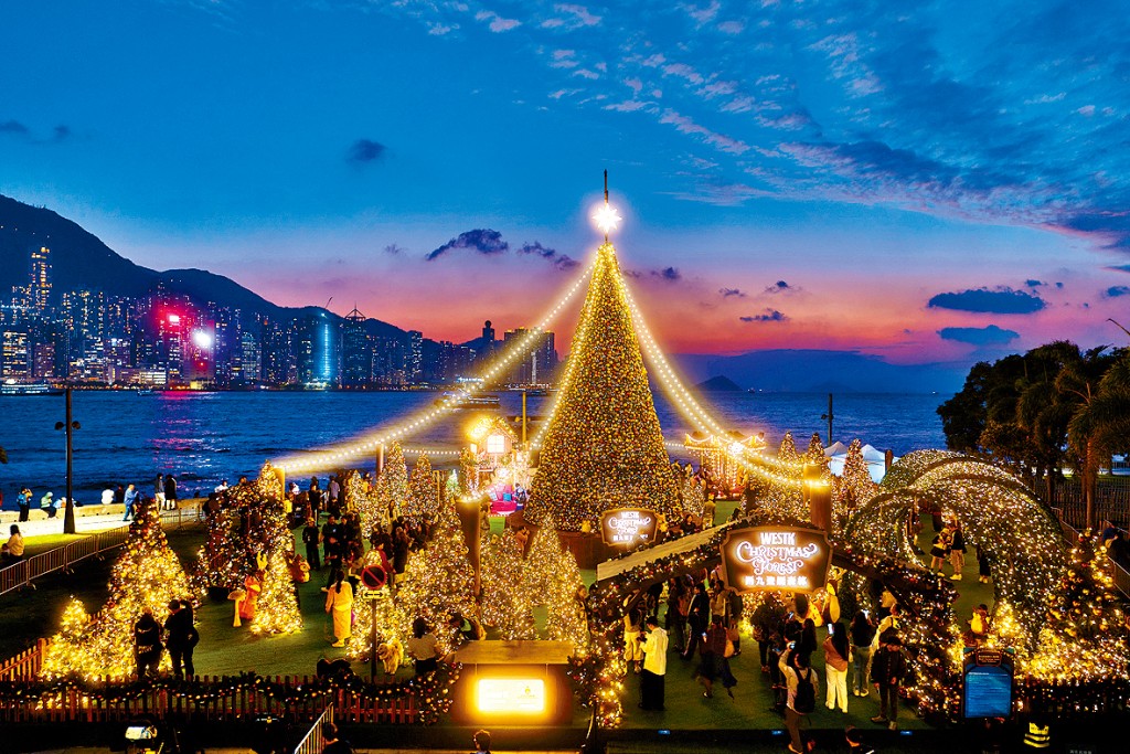 「西九聖誕森林」擺放超過60棵聖誕樹，包括一棵12米高的巨型聖誕樹，柔和燈飾與維港夜景互相輝映。