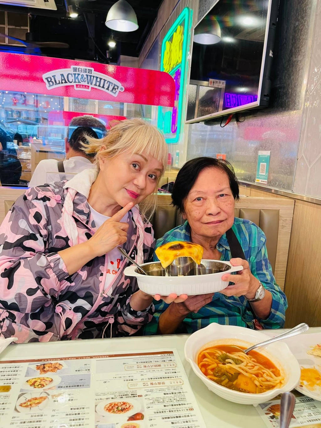 林建明不時相約余慕蓮食飯。 林建明不時相約余慕蓮食飯。