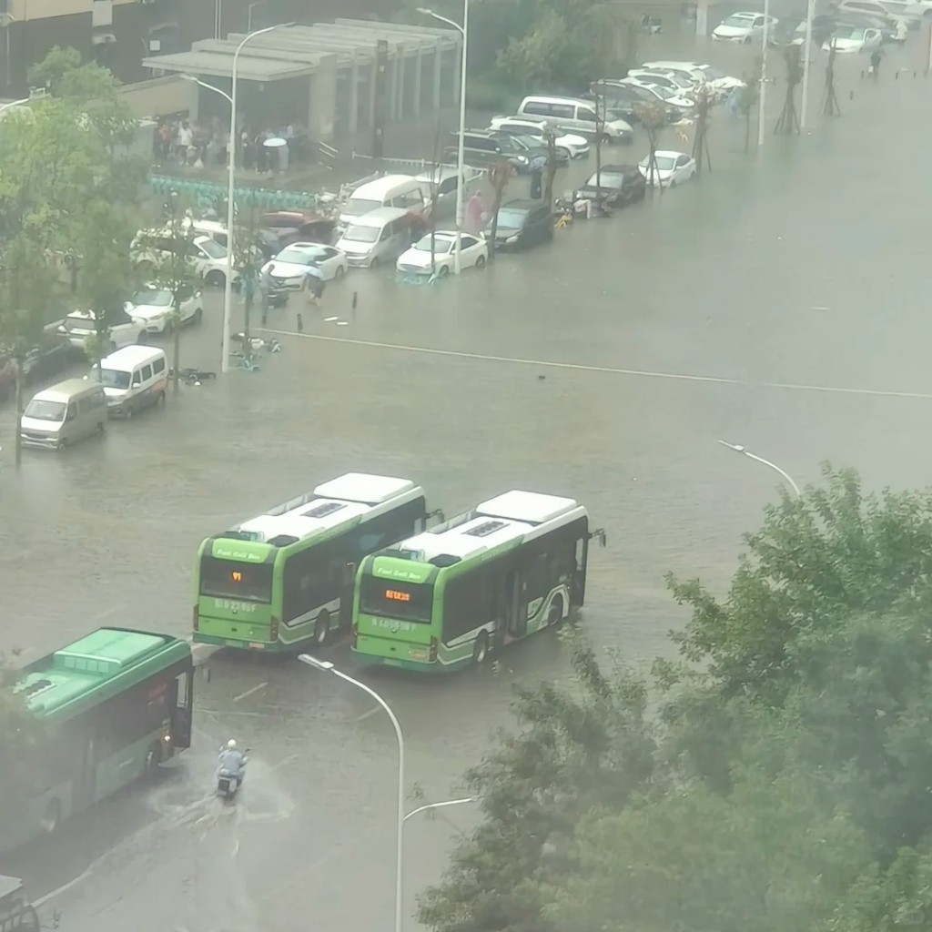 鄭州大暴雨,全市活動暫停。小紅書 鄭州大暴雨,全市活動暫停。小紅書