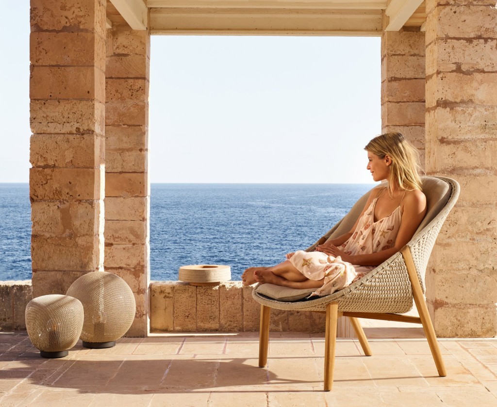 Tribù Elio系列由加拿大设计工作室Yabu Pushelberg设计，其设计意念是捕捉每天转瞬即逝的日落时份，它的高背休闲椅采用Tricord绳子编织，触感柔软又能抵抗不同气候情况。