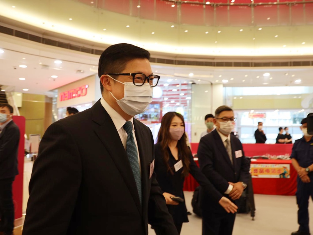 鄧炳強上午出院後,下午即再投入公務。