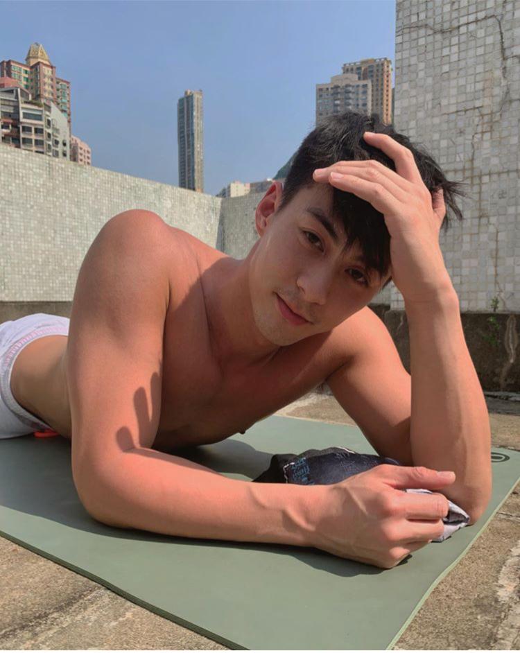 半裸的朱鑑然有「點」性感！