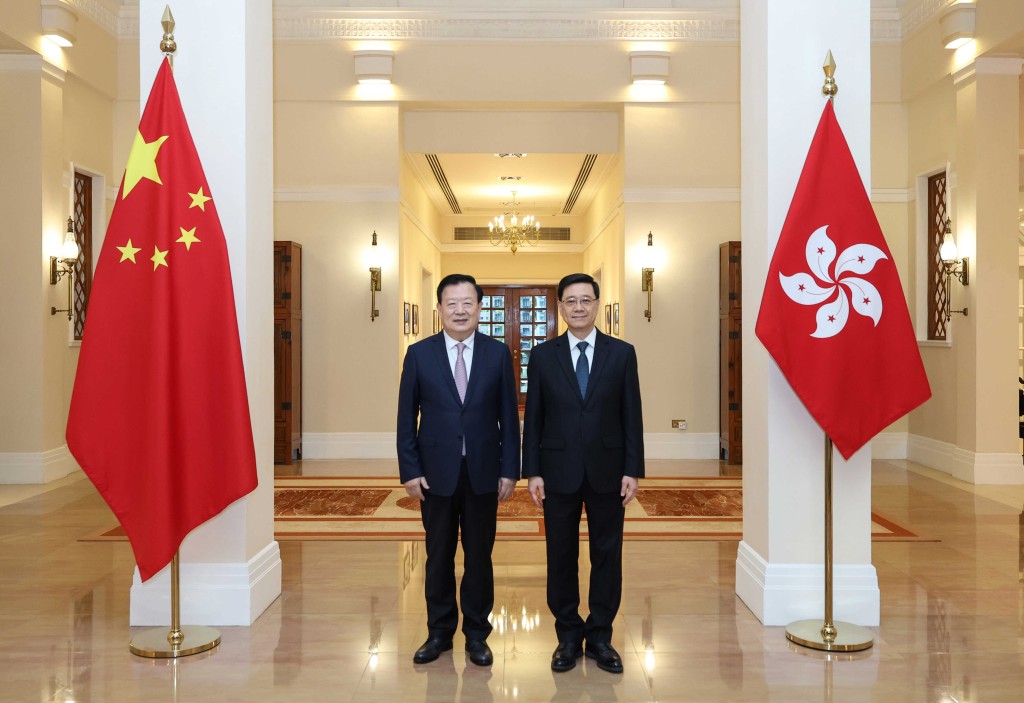 6月18日,夏寶龍(左)抵達香港後晚上到禮賓府,與行政長官李家超見面並進行座談。資料圖片 6月18日,夏寶龍(左)抵達香港後晚上到禮賓府,與行政長官李家超見面並進行座談。資料圖片