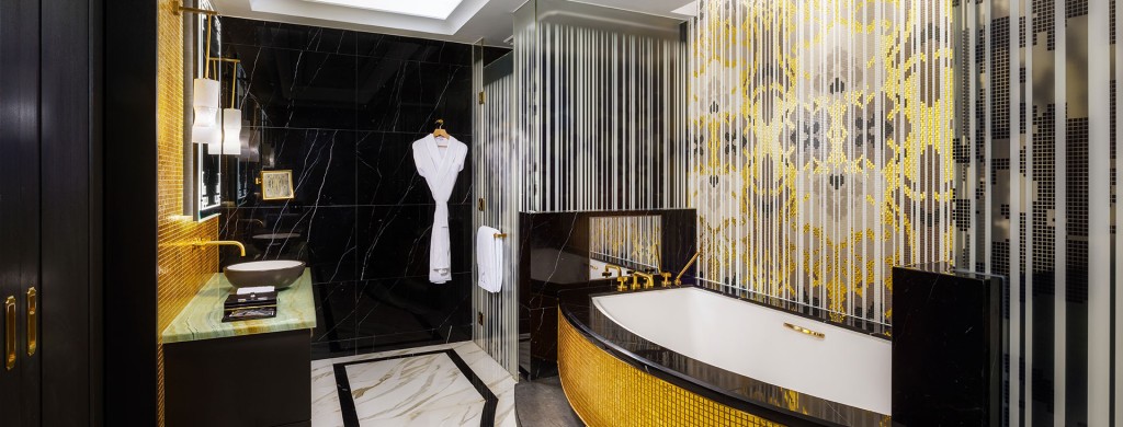 澳门好去处2023｜3. THE KARL LAGERFELD 卡尔套房浴室设有豪华浴缸、独立淋浴间、独立化妆间、衣帽间和双盥洗盆。