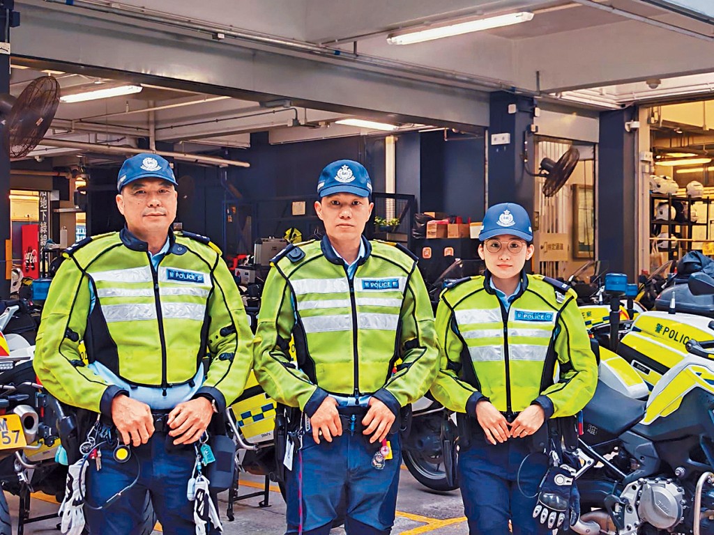 高級警員蘇偉民、警長謝簡晉及警員麥詠芯(左至右)早前在中環及灣仔繞道拯救意外闖入的唐狗,將牠安全送交主人,行動備受讚賞。